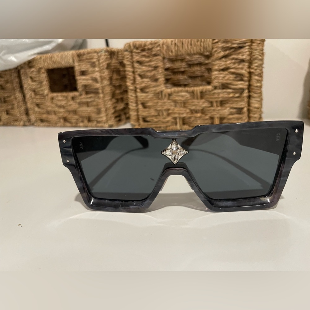 Louis Vuitton sunglasses for sale 950